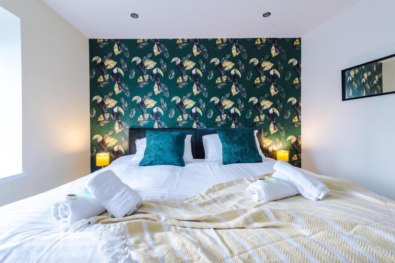 Rest & Recharge At The Station Apartment *